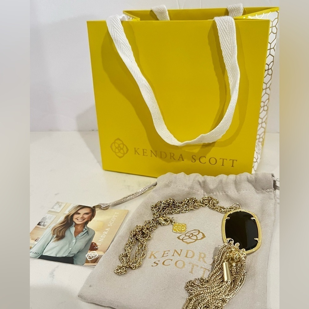 NWT✨KENDRA SCOTT NECKLACE with black pendent🖤 ⭐️GOLD NECKLACE ⭐️